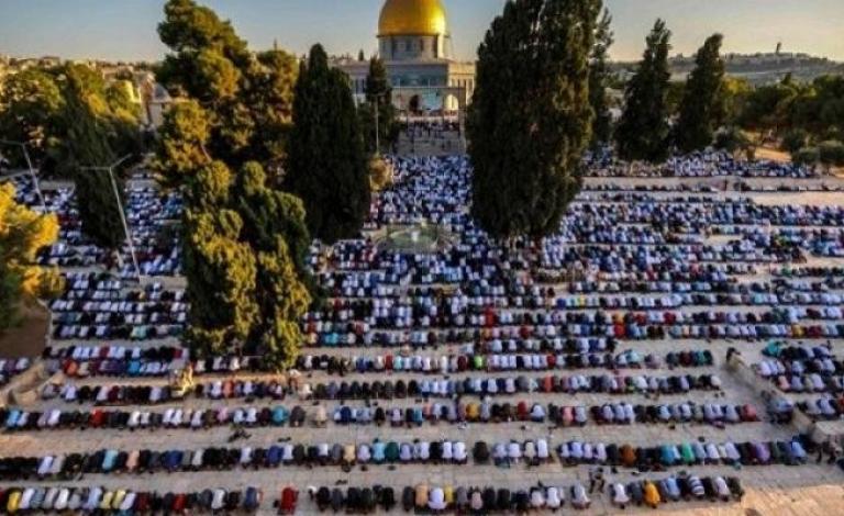 50 ألفًا يؤدّون صلاة الجمعة في المسجد الأقصى