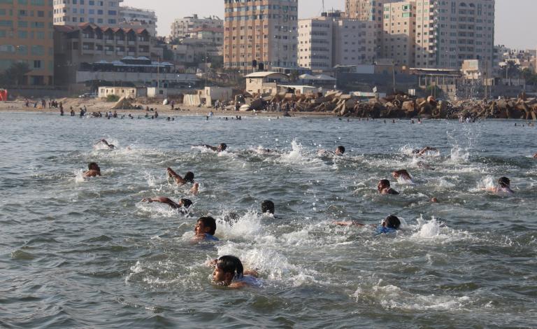 بلدية غزة تحذر من السباحة في البحر
