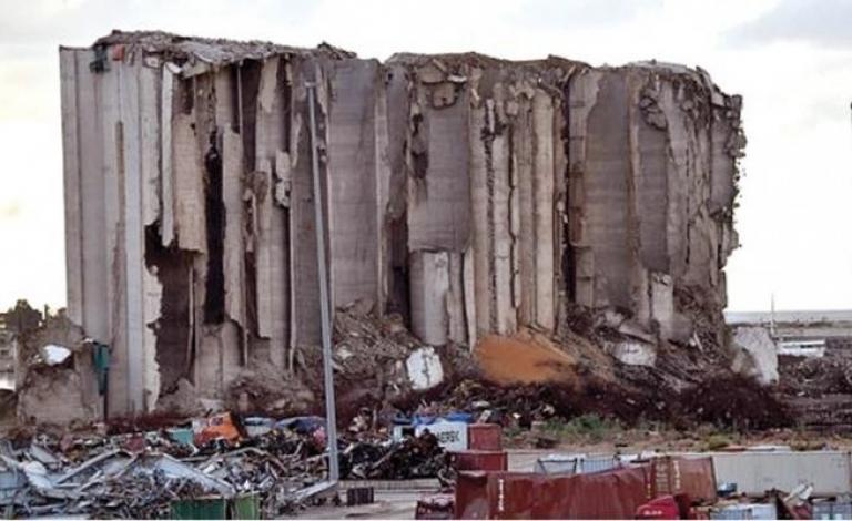 انهيار جزء جديد من صوامع القمح في مرفأ بيروت