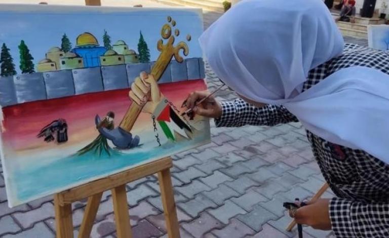 تعليم غزة تُنظم معرضًا فنيًا للرسومات الوطنية في الذكرى الـ17 لاندحار الاحتلال عن القطاع