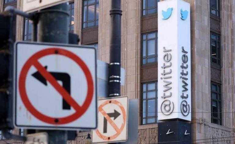 ماسك يؤكد شراء تويتر.. دخل مقر الشركة حاملا "مغسلة"