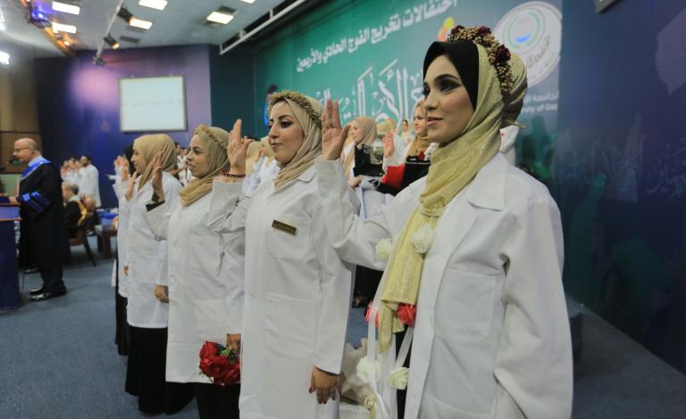 طلبة "التمريض" يؤدون القسم على منصة التخريج