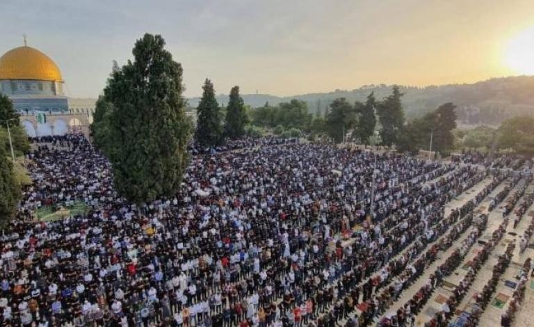 50 ألف مصلٍّ يؤدون صلاة الجمعة في "الأقصى"
