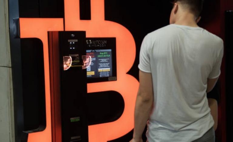 "بيتكوين" تتراجع لأدنى مستوى في عامين.. ما السبب؟
