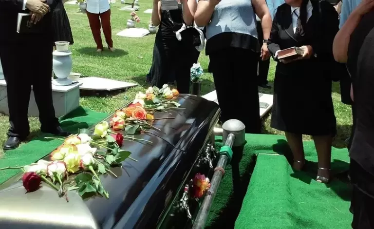 رجل يزيف خبر وفاته لمعرفة من سيحضر جنازته