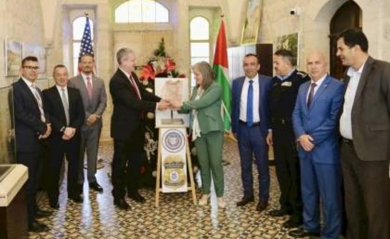 وزارة السياحة والآثار تتسلم من أميركا قطعة أثرية نادرة تم تهريبها من فلسطين
