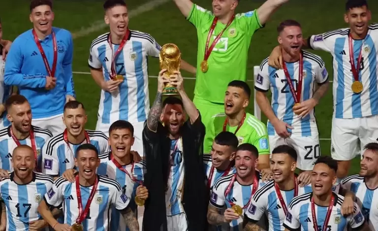 ماذا فعل ميسي بـ"بشت" التتويج بكأس العالم في قطر؟