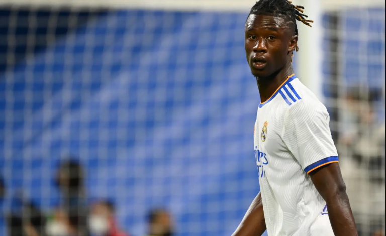 ريال مدريد يوافق على بيع كامافينجا لبناء ثنائية هجومية كاسحة