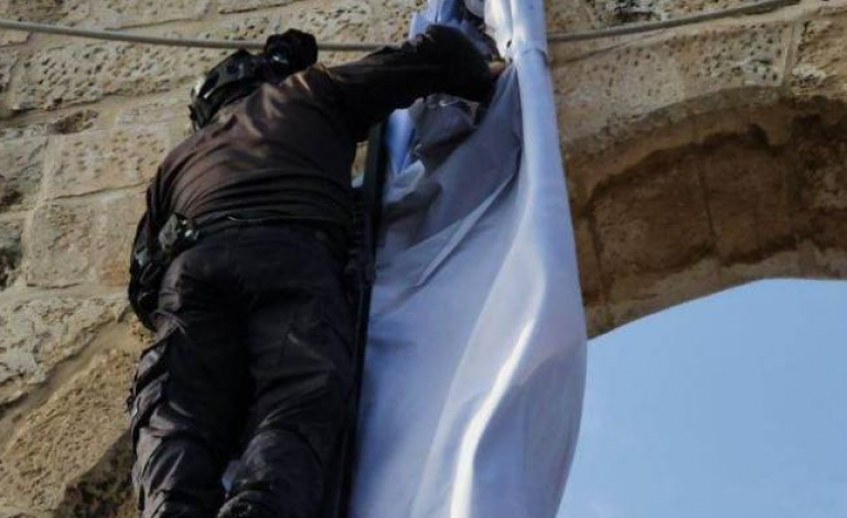 الاحتلال يقتحم الأقصى ويزيل الرايات الفلسطينية المعلقة بداخله