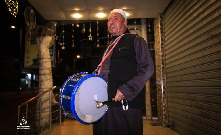 الحاج "قطروس".. 60 عاماً في مهنة المسحراتي