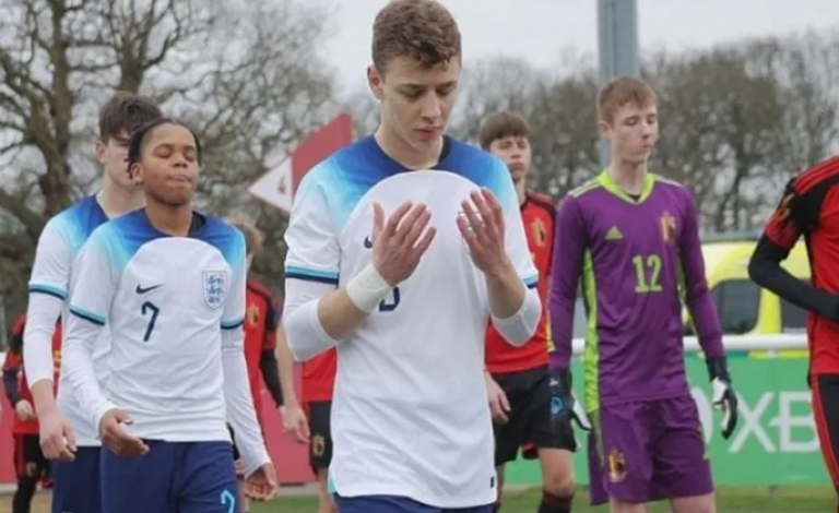 لاعب يلفت الأنظار بتلاوته القرآن في ملعب يونايتد