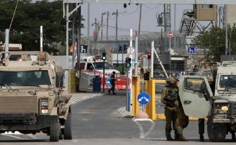 الاحتلال يغلق الطرق في الأغوار وإصابات باعتداء المستوطنين في الخليل