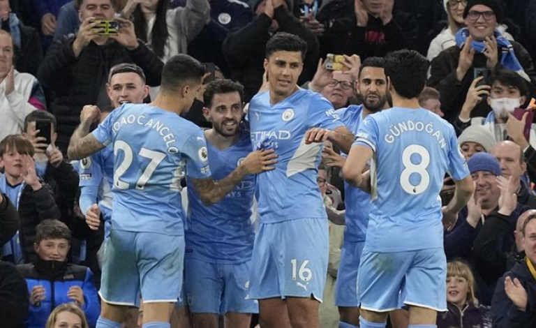 نجما مانشستر سيتي وبايرن ميونخ في عقل تشافي