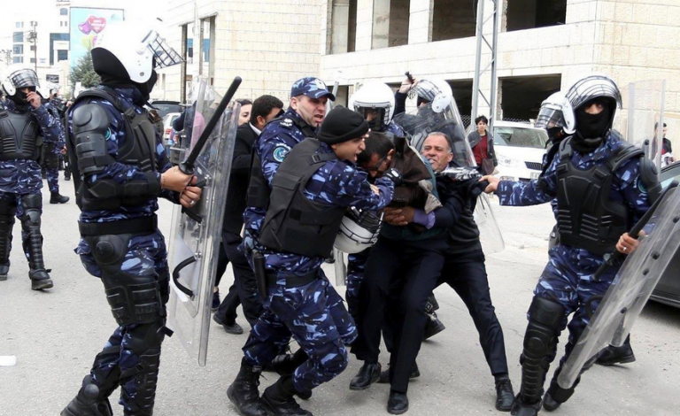 أجهزة السلطة بالضفة تواصل اعتقال الشاب بلال الحروب وسط الإهانة والتعذيب