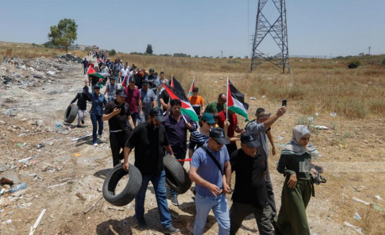 أهالي "صفا" يجبرون المستوطنين على إخلاء البؤرة الاستيطانية عن أراضيهم