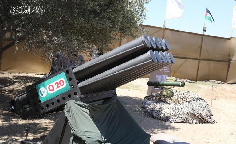 القسام تعرض الأسلحة التي استخدمها المقاتلون في تنفيذ عملية "أبو مطيبق"