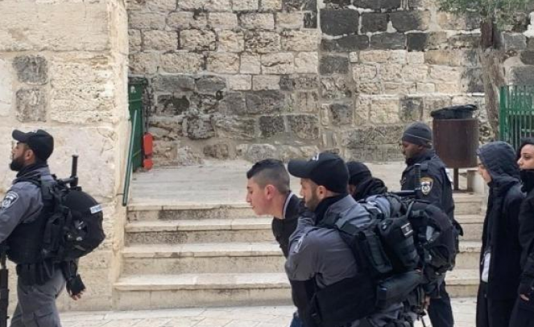 الاحتلال يعتقل شابين من باحات المسجد الأقصى