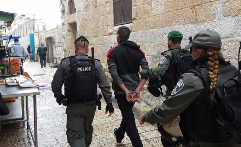 الاحتلال يعتقل شابًا عند أحد أبواب المسجد الأقصى