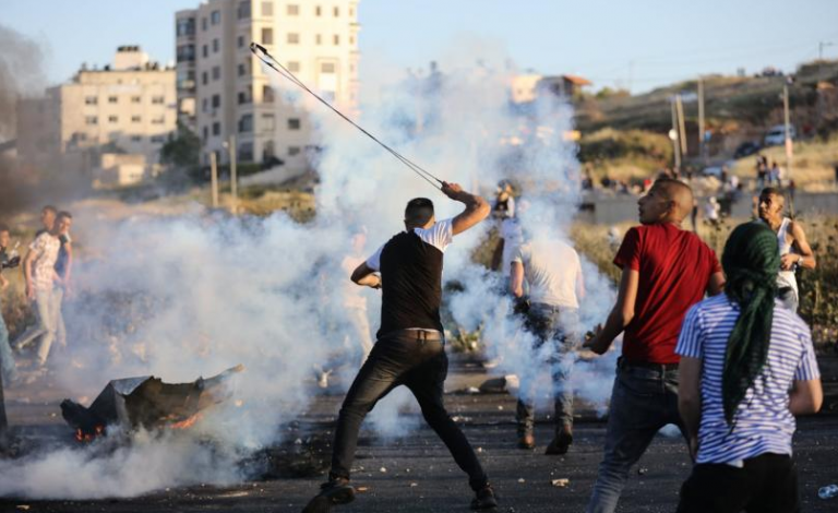 أهالي أم صفا يُزيلون البؤرة الاستيطانية المقامة على أراضي القرية