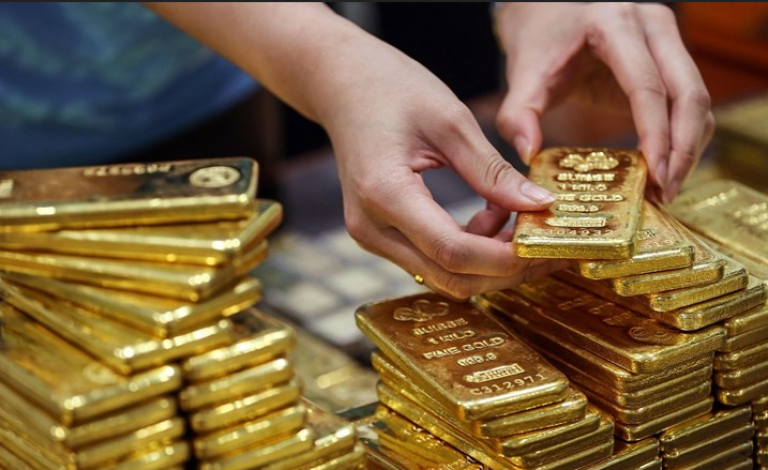 الدولار ينخفض بعد ارتفاع الذهب