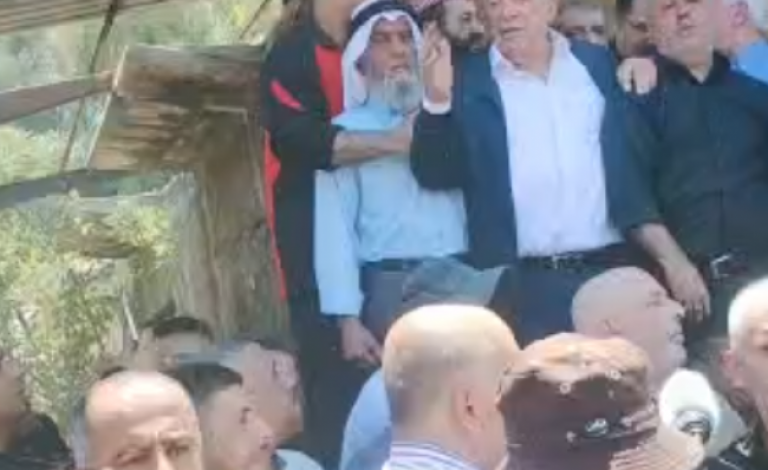 لحظة طرد أهالي جنين لقادة السلطة من جنازة الشهداء