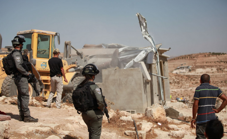 الاحتلال يخطر بوقف العمل في منزل بمسافر يطا