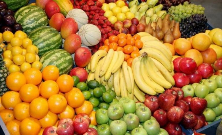 الزراعة بغزة تتلف 8 طن من الفاكهة لمخالفتها الشروط الصحية