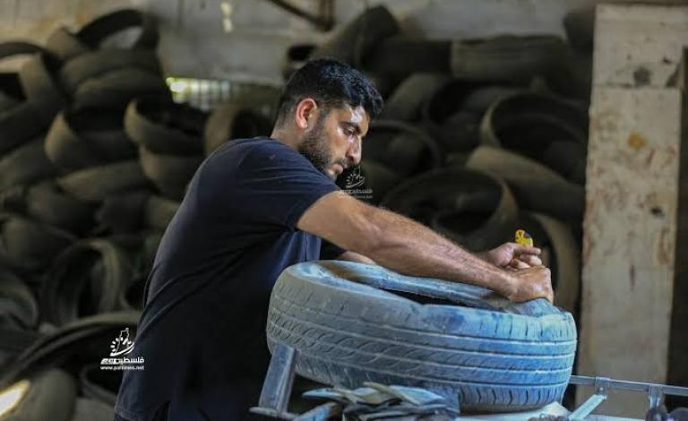 ورشة تصليح إطارات في غزة