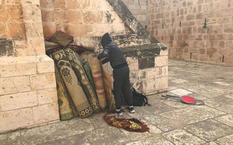 المصلون يؤدّون صلاة العصر أمام باب الرحمة بالأقصى