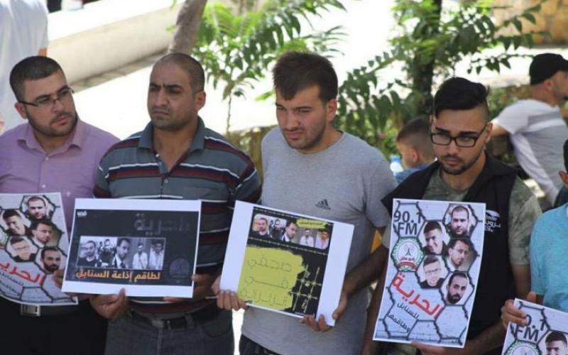 وقفة تضامنية مع معتقلي راديو السنابل بالخليل