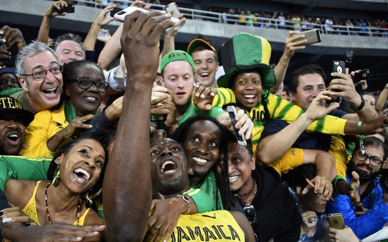 3B56295400000578-4029044-Jamaica_s_Usain_Bolt_takes_selfie_photos_as_he_celebrates_with_f-a-25_1481671250765_276954