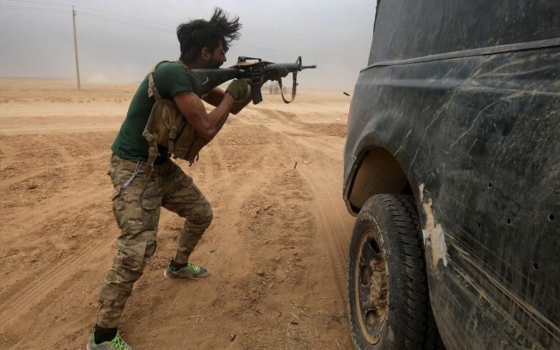 3B56A05F00000578-4029044-Iraqi_Shiite_fighter_from_the_Hashed_al_Shaabi_Popular_Mobilisat-a-58_1481661385679_127350