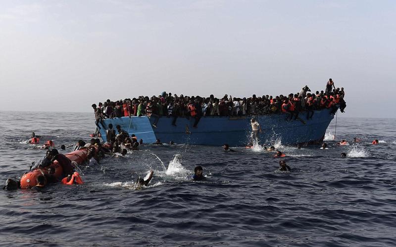 3B56714D00000578-4029044-Migrants_some_of_whom_are_swimming_or_holding_on_to_buoys_off_th-a-10_1481671250426_767108