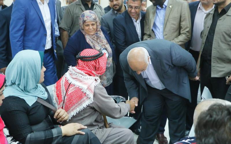 الصليب الأحمر يتفقد المسافرين على معبر رفح (4)