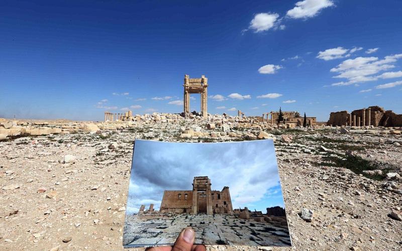 3B55971200000578-4029044-A_photographer_holds_his_picture_of_the_Temple_of_Bel_taken_on_M-a-36_1481671251621_620610