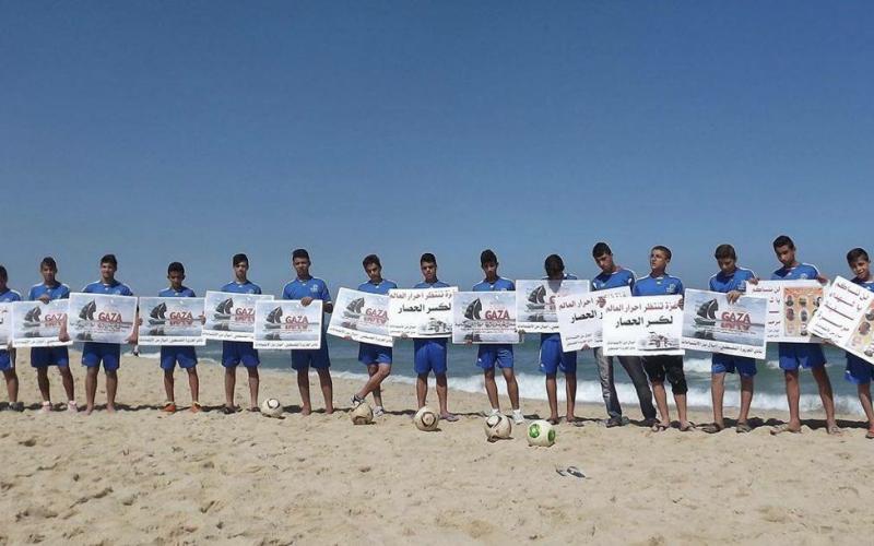 سلسلة بشرية شبابية ببحر غزة تخليداً لشهداء مرمرة