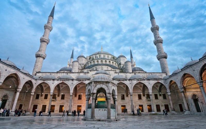 medium_istanbul_blue_mosque_exterior_patio4
