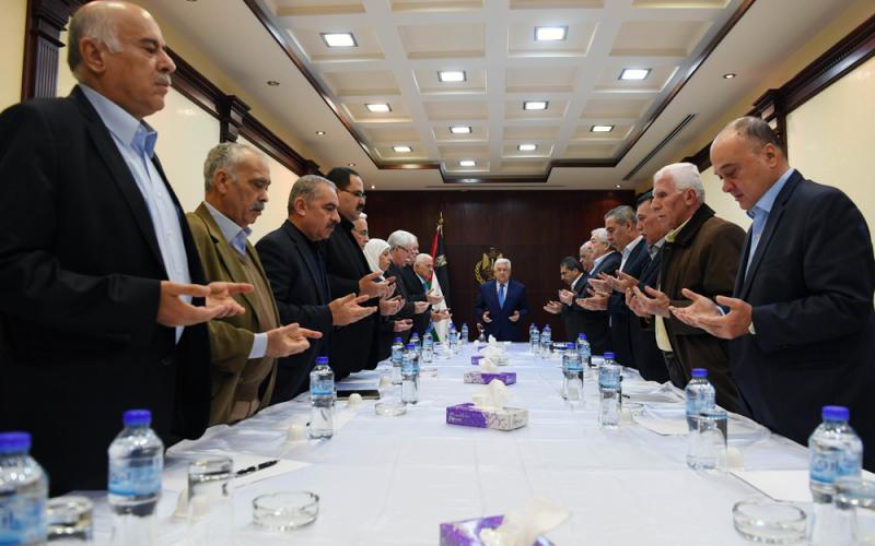 عباس يهنئ الفائزين بانتخابات فتح ويترأس اجتماعهم الأوّل