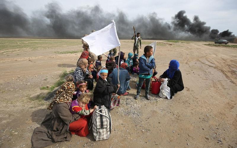 3B5594BF00000578-4029044-Displaced_Iraqi_families_gather_as_they_flee_a_military_operatio-a-46_1481671251857_746491