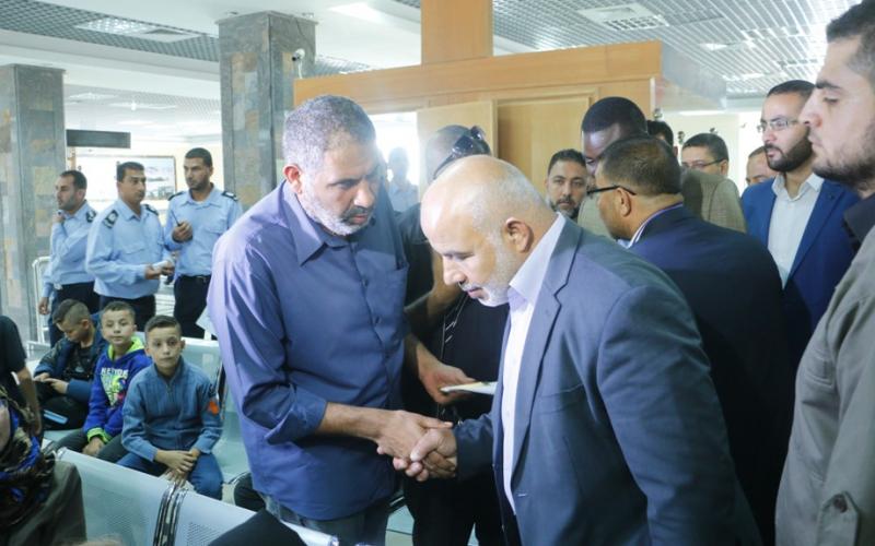 الصليب الأحمر يتفقد المسافرين على معبر رفح (3)