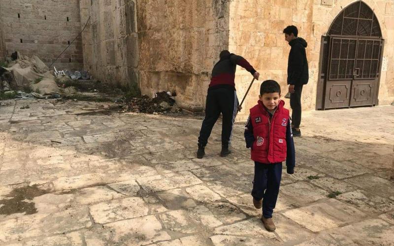 المصلون يؤدّون صلاة العصر أمام باب الرحمة بالأقصى