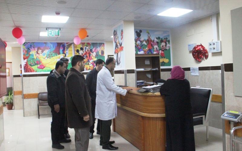  «الوئام» تسلّم الخدمات الطبية بشمال غزة جهاز تخدير لغرفة العمليات (3)