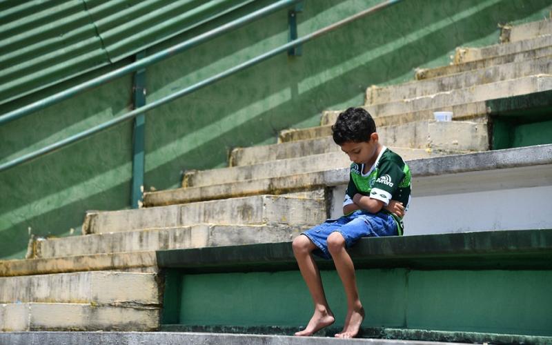 3B569FB100000578-4029044-A_boy_sits_alone_on_the_stands_during_a_tribute_to_the_players_o-a-65_1481661474886_474592