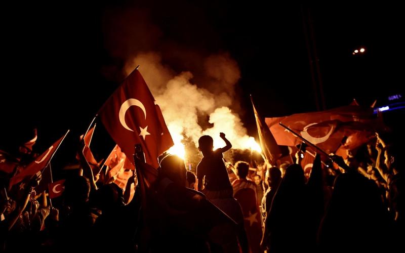 3B559DBE00000578-4029044-Pro_Erdogan_supporters_wave_Turkish_national_flags_during_a_rall-a-74_1481663220569_771900