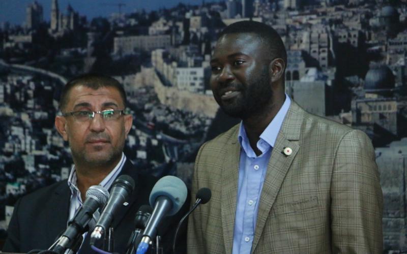 الصليب الأحمر يتفقد المسافرين على معبر رفح (1)