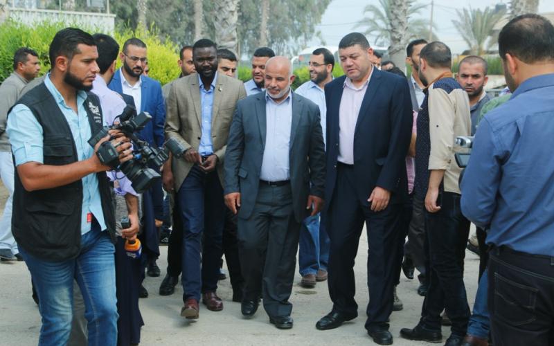 الصليب الأحمر يتفقد المسافرين على معبر رفح (7)