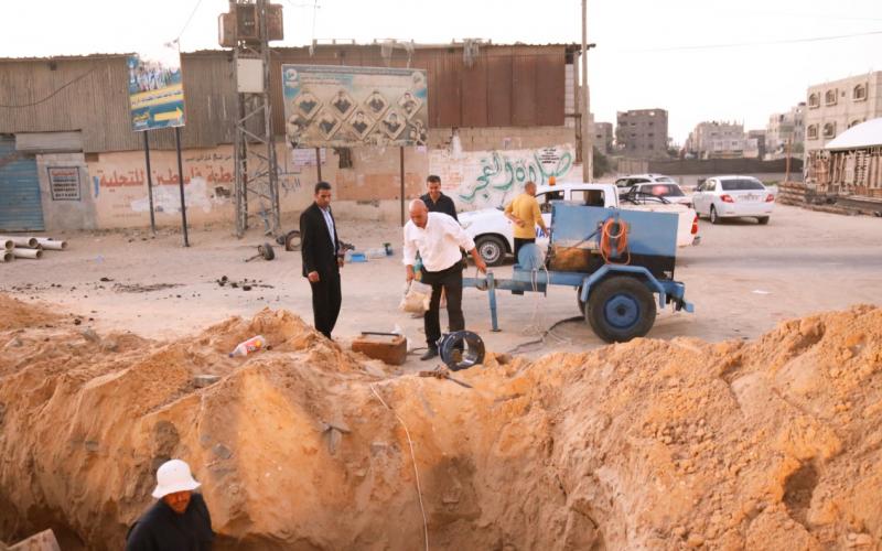 بلدية خانيونس تركيب شبكة مياه جديدة في شارع جمال عبد الناصر