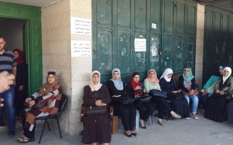 وقفة لموظفي الأونروا بنابلس