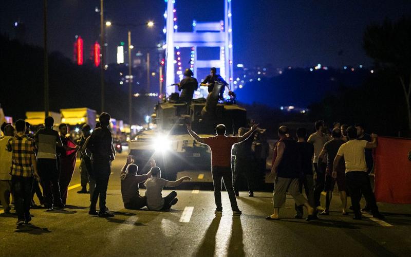 3B559DC700000578-4029044-People_take_over_a_tank_near_the_Fatih_Sultan_Mehmet_bridge_duri-a-72_1481663187724_398693