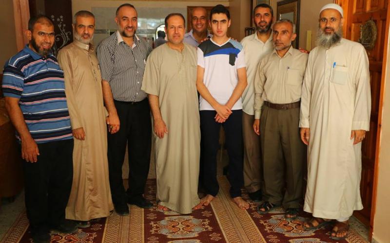 حماس تنظم زيارات للطلبة المتفوقين بالتوجيهي في جباليا